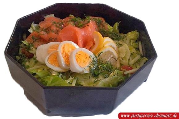 Gemischter Salat mit Räucherlachs und gekochtem Ei